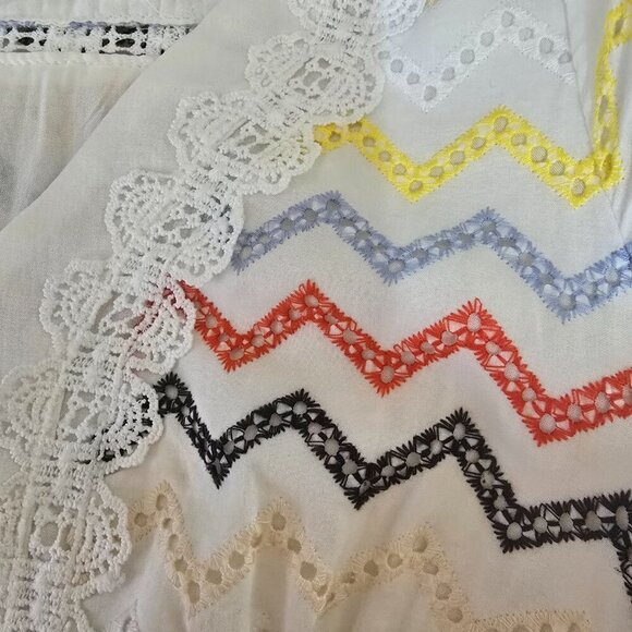 ANTHROPOLOGIE ALLISON NEW YORK DRESS MULTI CHEVRON EYELET LACE RUFFLES TIERED M - Picture 5 of 9